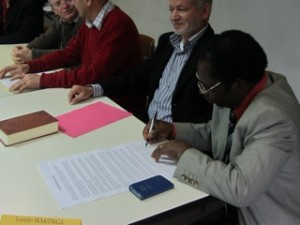 Makunga Lendo signant la charte